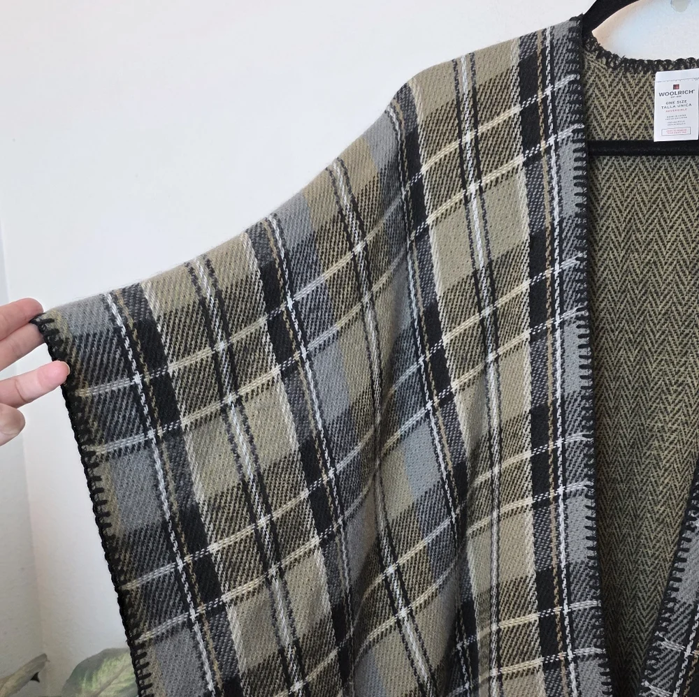 WOOLRICH Reversible Black Tan Plaid & Herringbone Blanket Wrap Shawl Cape Sz OS - Picture 4 of 10